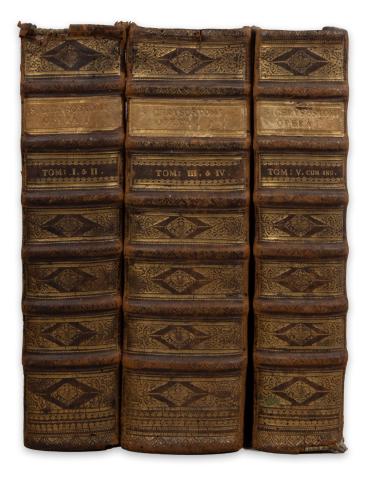 Johannes Chrysostomus: Divi Ioannis Chrysostomi Archiepiscopi Constantinopolitani Opera, quatenus in hunc diem latio donata noscuntur, omnia, cùm ad collationem Latinorum... [I–V. könyv három kötetben]  Lutetiae Parisiorum, 1536,  Apud Claudium Chevallonium chacographii, ad insigne Solis aurei, in via Iacobea 