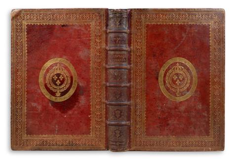 Címeres maroken bibliofil kötés a Napkirály (XIV. Lajos) könyvtárából.   